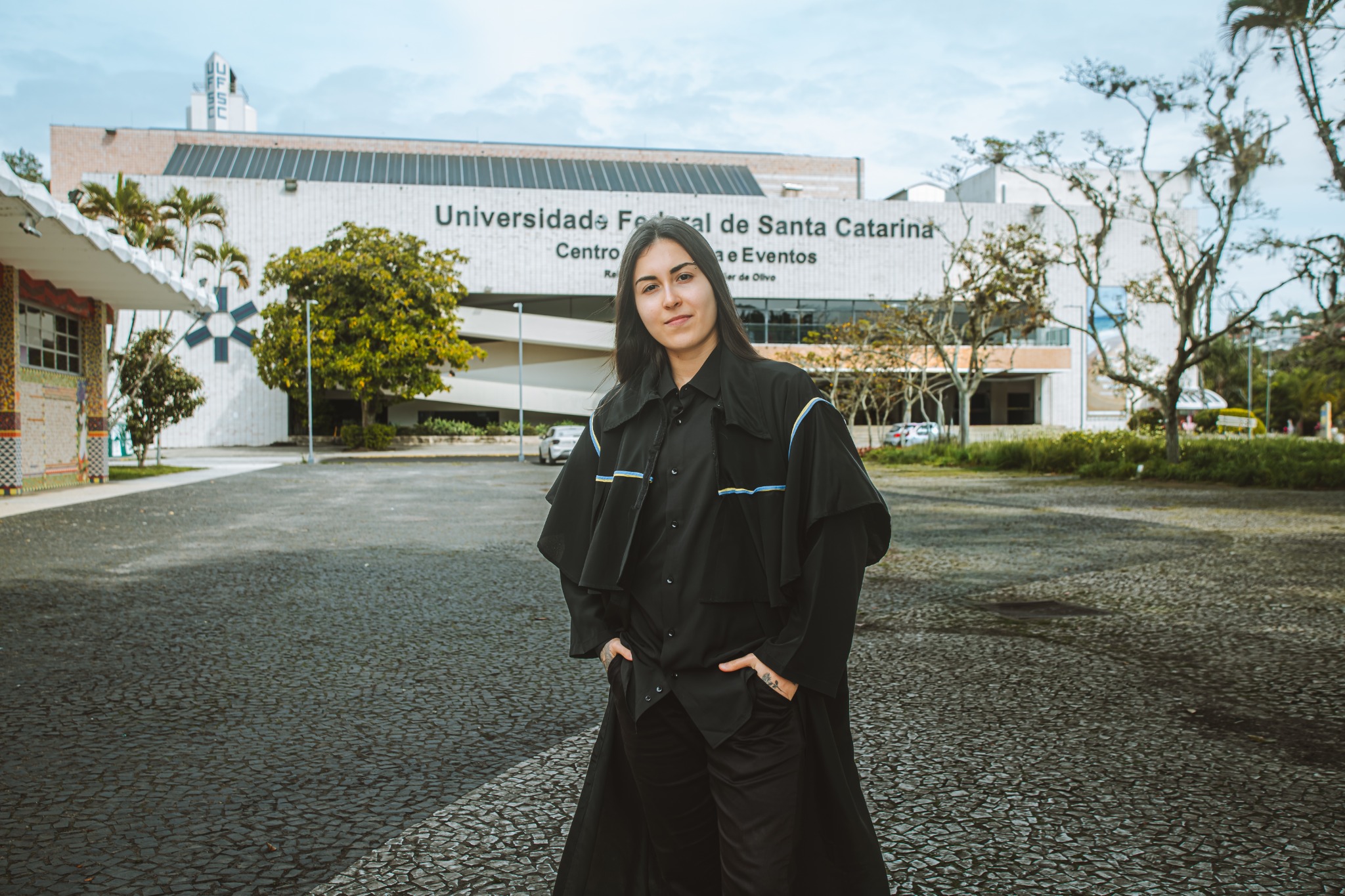 Mafê de beca em frente à Universidade Federal de Santa Catarina